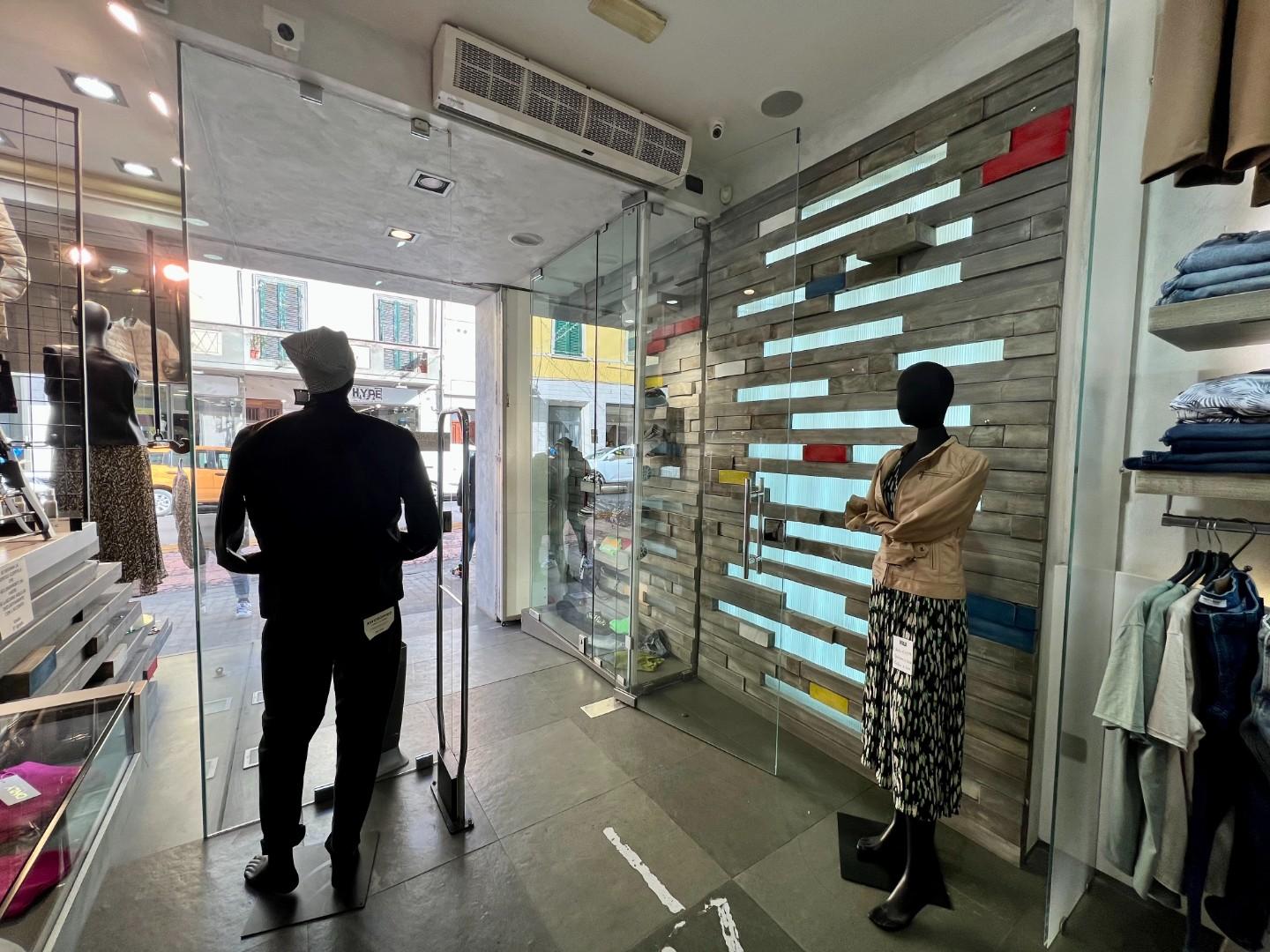 Immagine 4 di Locale commerciale in vendita  a Pontedera