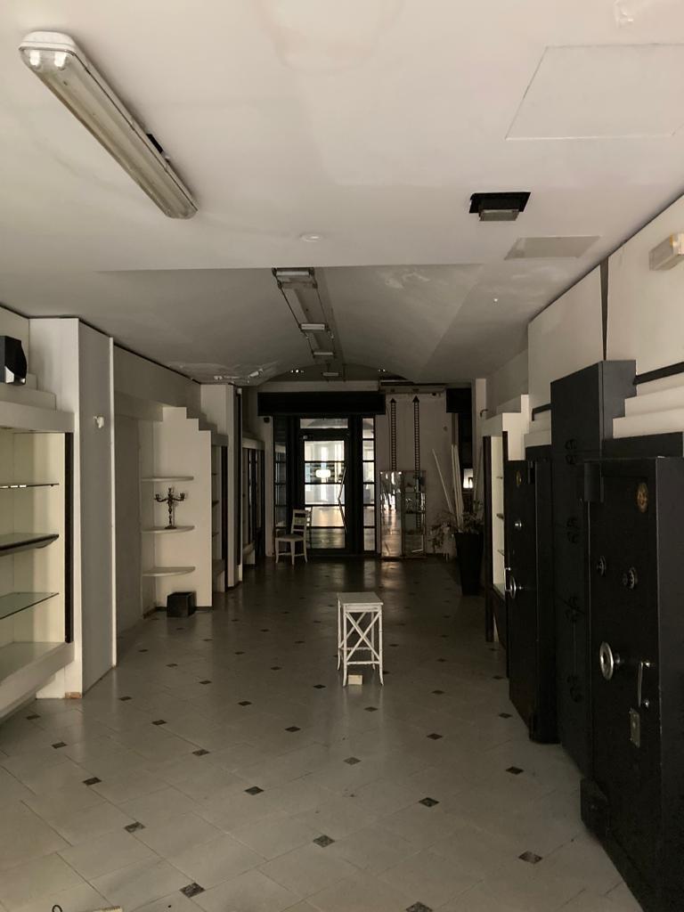 Immagine 1 di Locale commerciale in vendita  a Pontedera