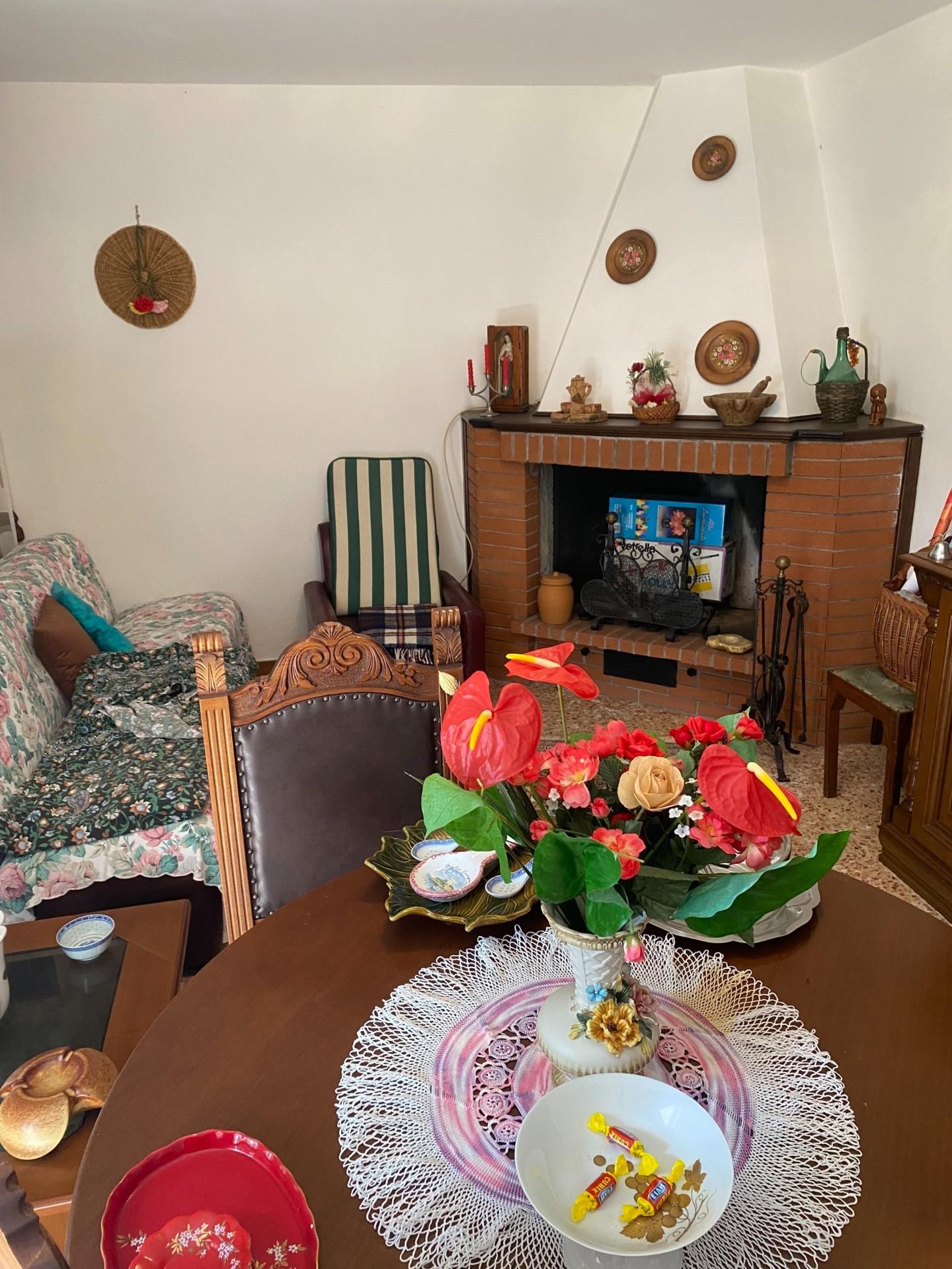 Immagine 2 di Casa semindipendente in vendita  a Massa