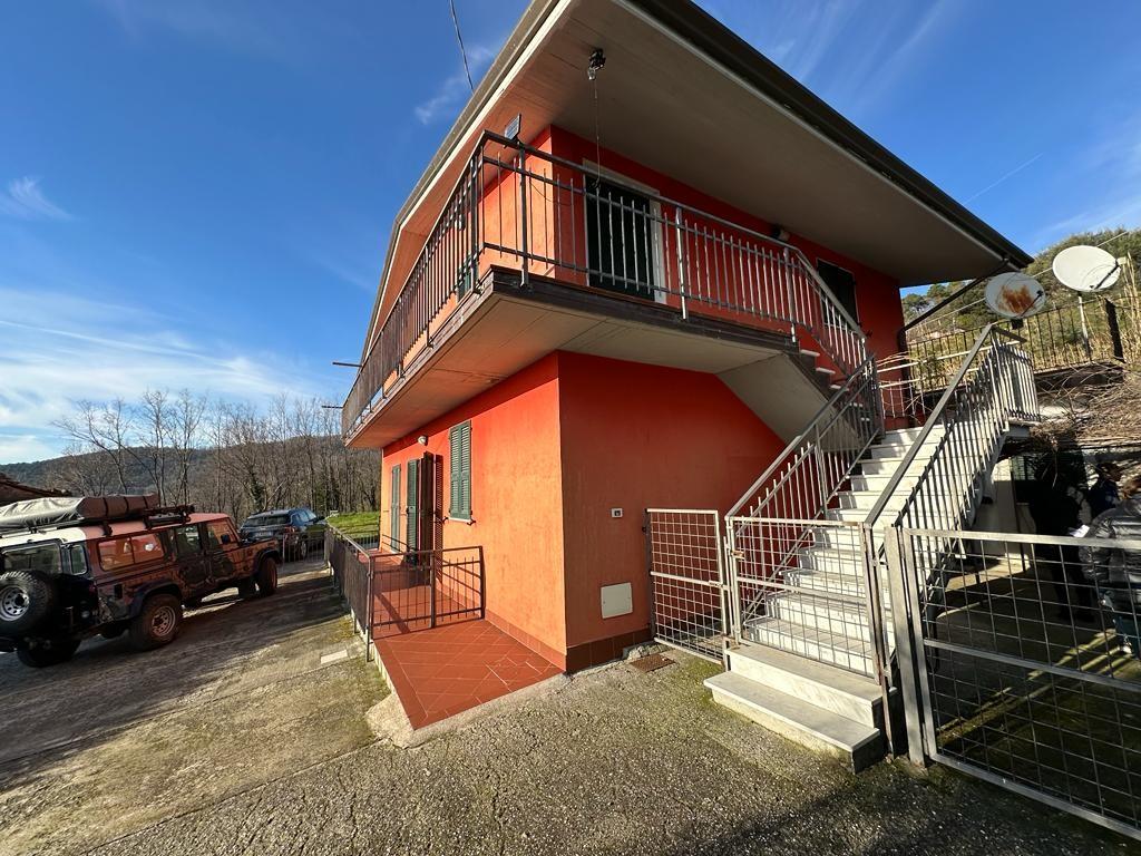 Immagine 1 di Villa in vendita  a Sarzana