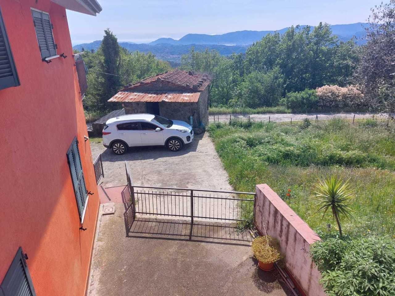 Immagine 11 di Villa in vendita  a Sarzana