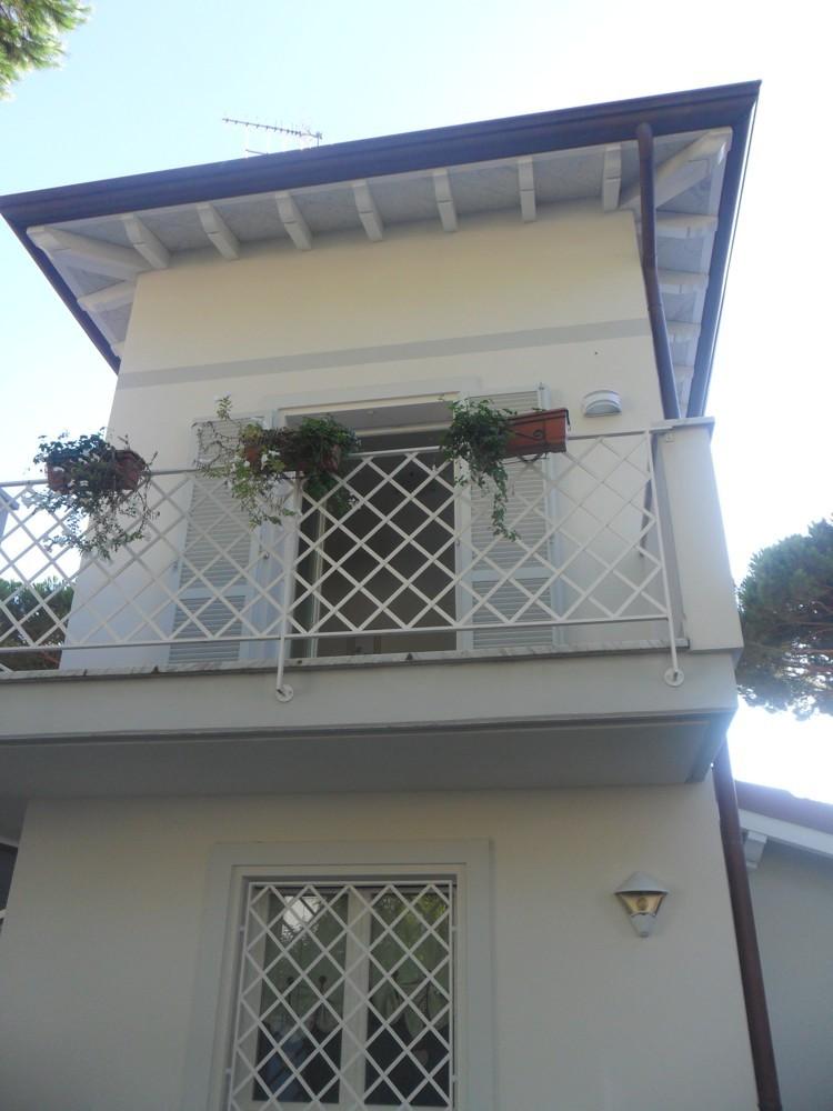 Immagine 4 di Villa in vendita  a Forte Dei Marmi