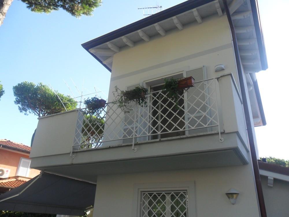 Immagine 3 di Villa in vendita  a Forte Dei Marmi
