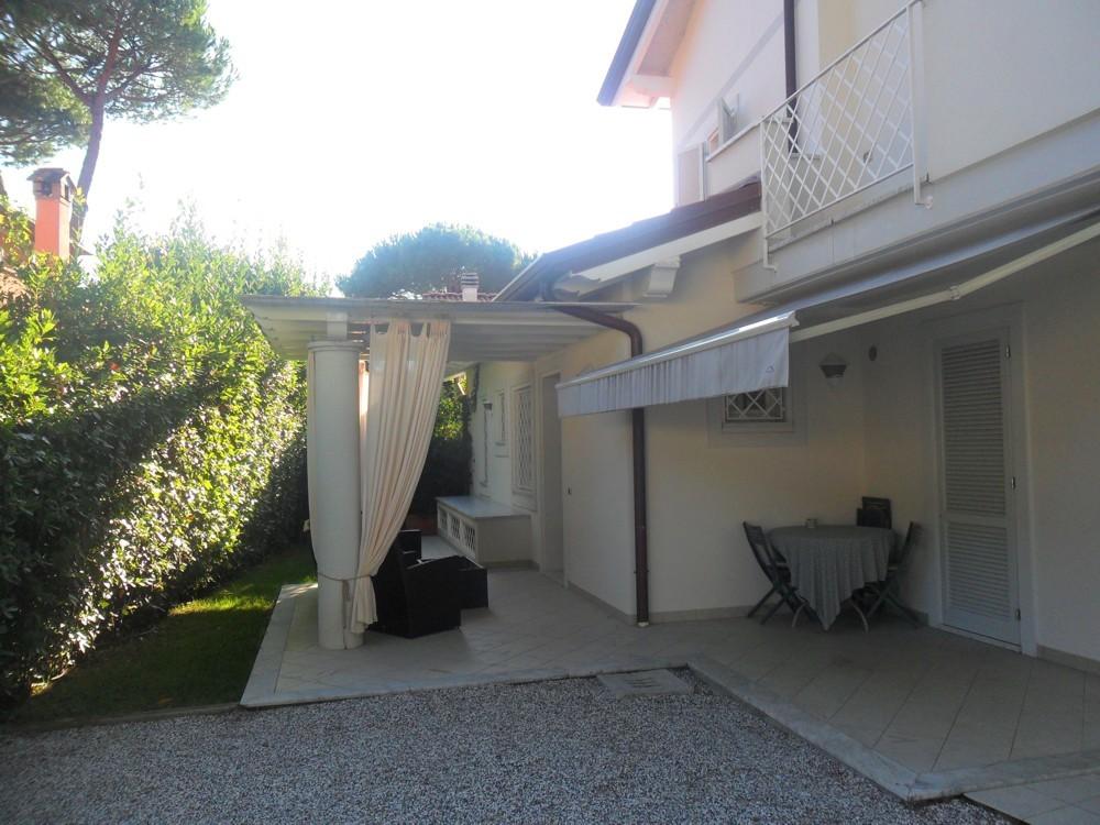 Immagine 2 di Villa in vendita  a Forte Dei Marmi