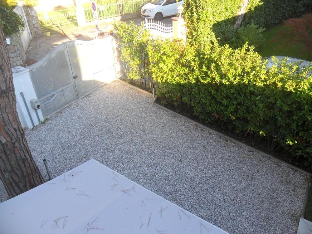 Immagine 6 di Villa in vendita  a Forte Dei Marmi