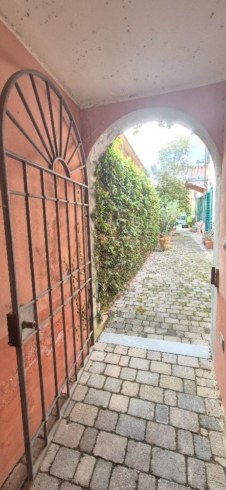 Immagine 39 di Villa in vendita  a Pisa