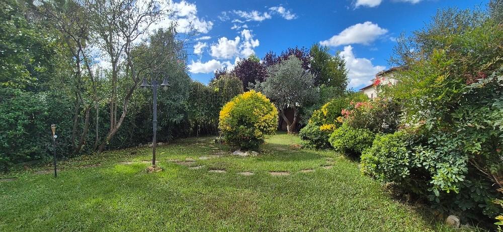 Immagine 1 di Villa in vendita  a Pisa