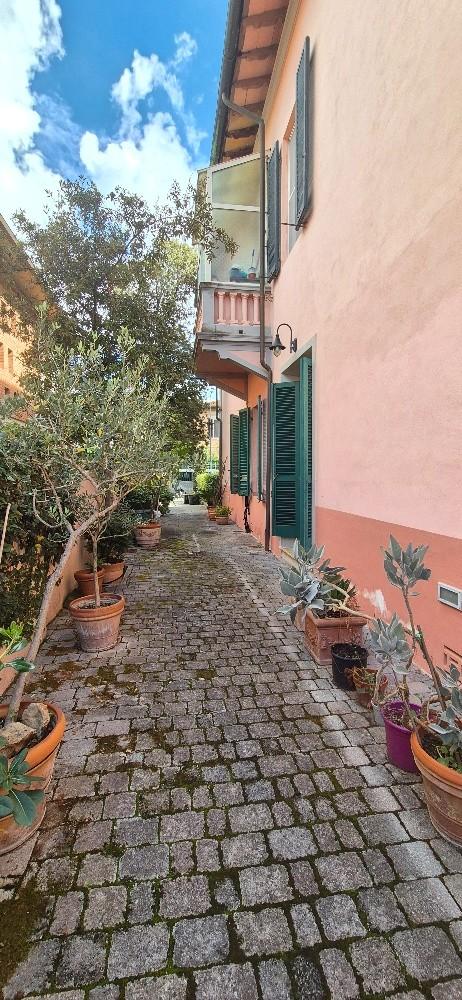 Immagine 37 di Villa in vendita  a Pisa