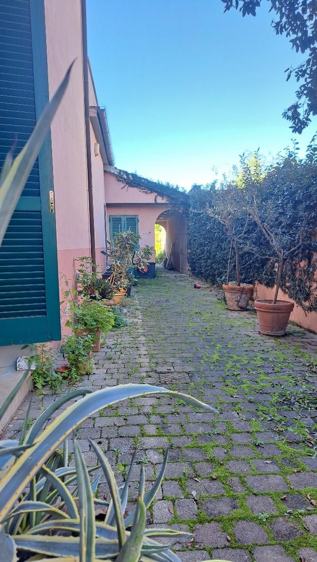 Immagine 38 di Villa in vendita  a Pisa