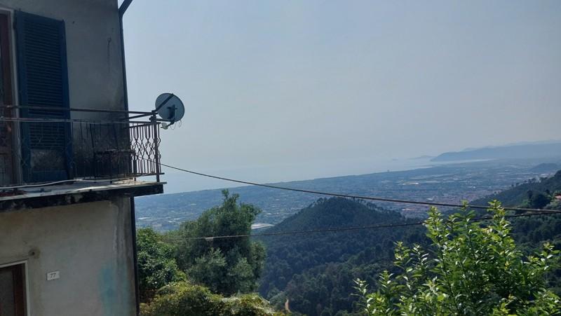 Immagine 2 di Casa indipendente in vendita  a Montignoso