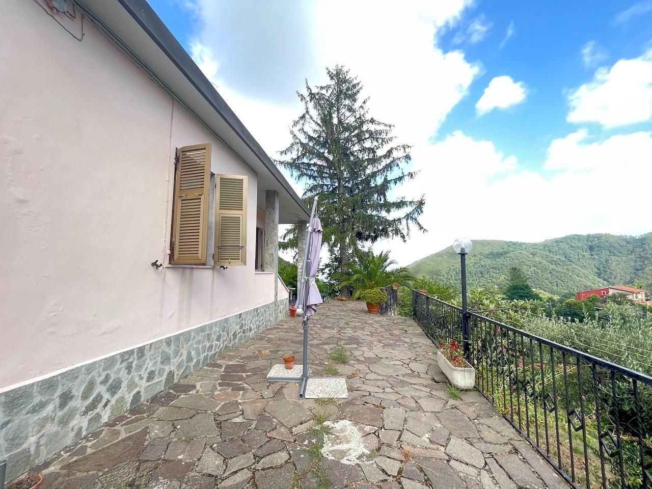 Immagine 6 di Casa indipendente in vendita  a La Spezia