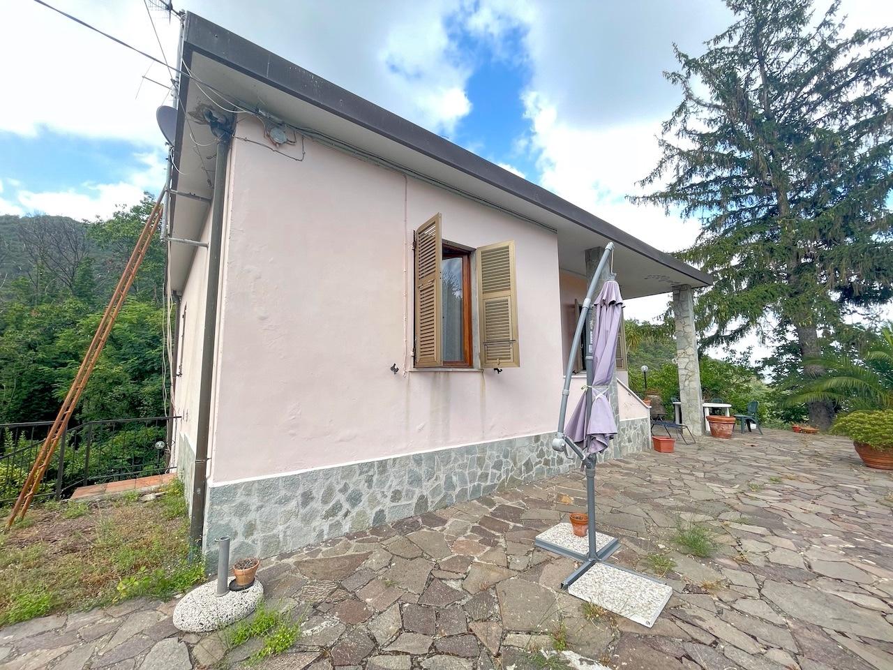 Immagine 3 di Casa indipendente in vendita  a La Spezia