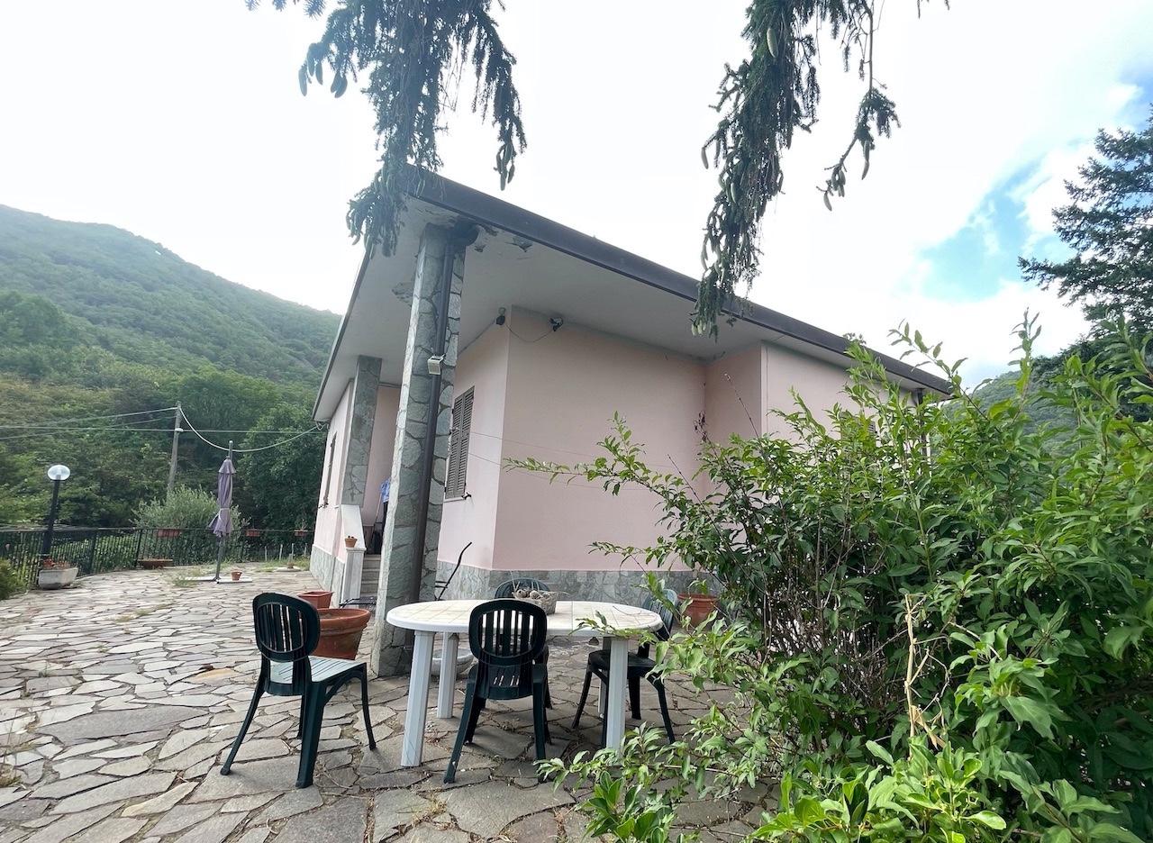 Immagine 2 di Casa indipendente in vendita  a La Spezia