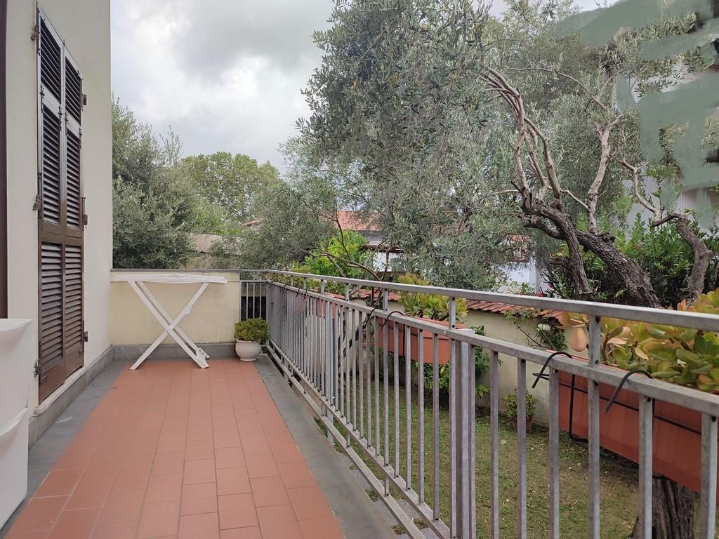 Immagine 5 di Casa semindipendente in vendita  a Carrara