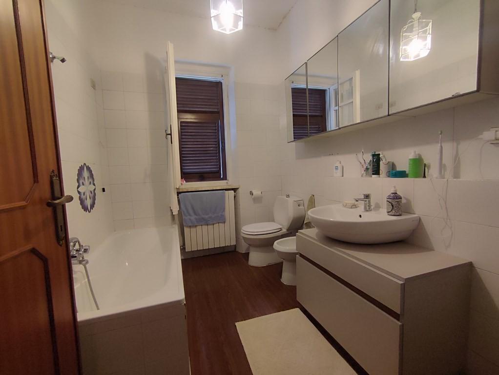 Immagine 25 di Casa semindipendente in vendita  a Carrara