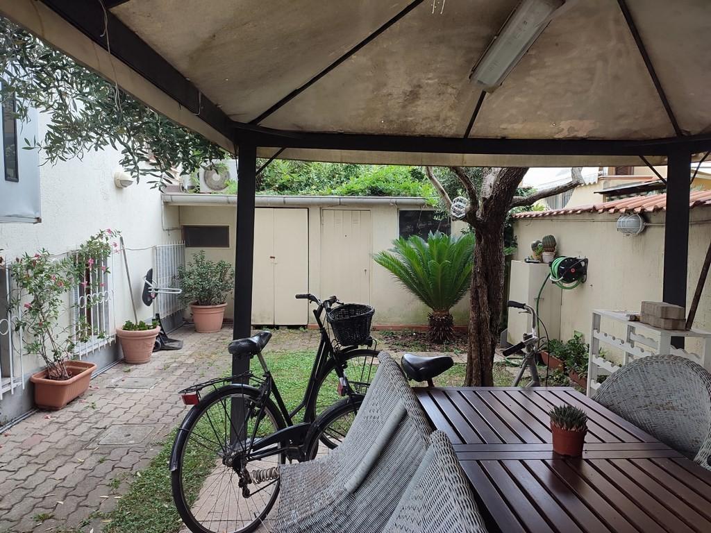 Immagine 4 di Casa semindipendente in vendita  a Carrara