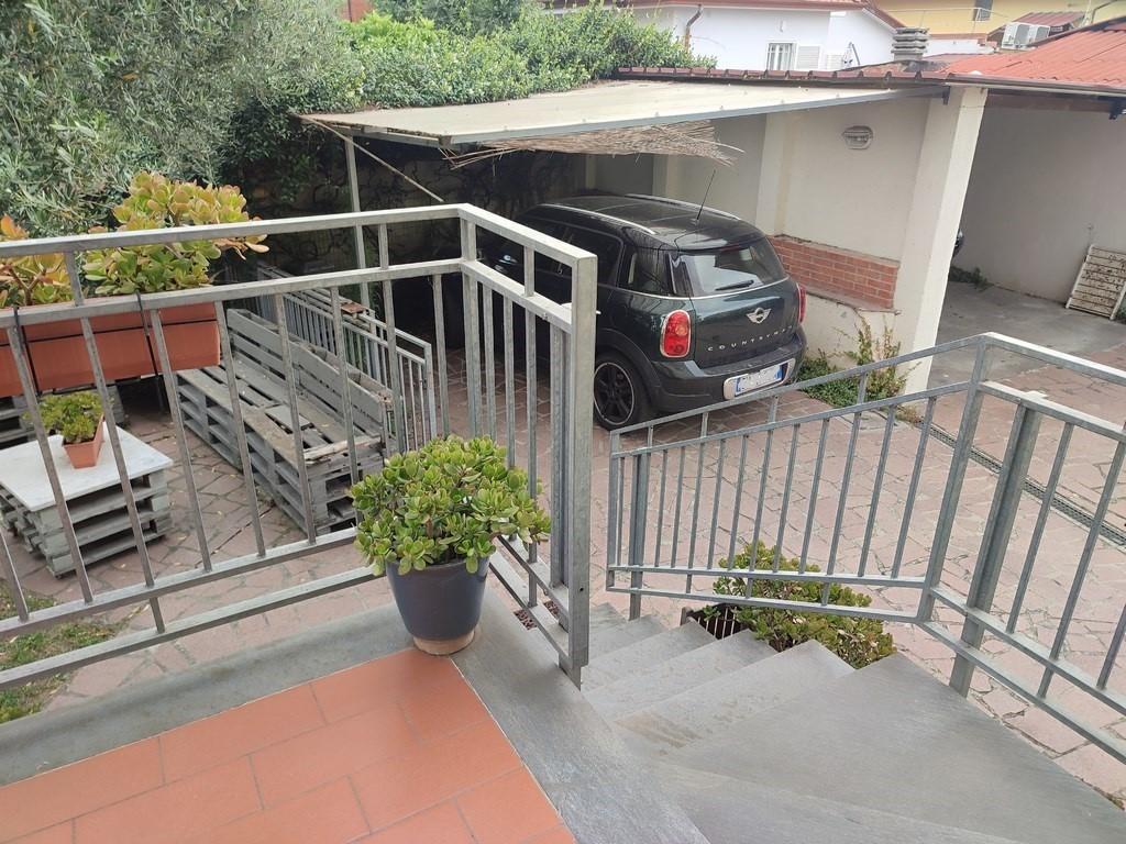 Immagine 6 di Casa semindipendente in vendita  a Carrara