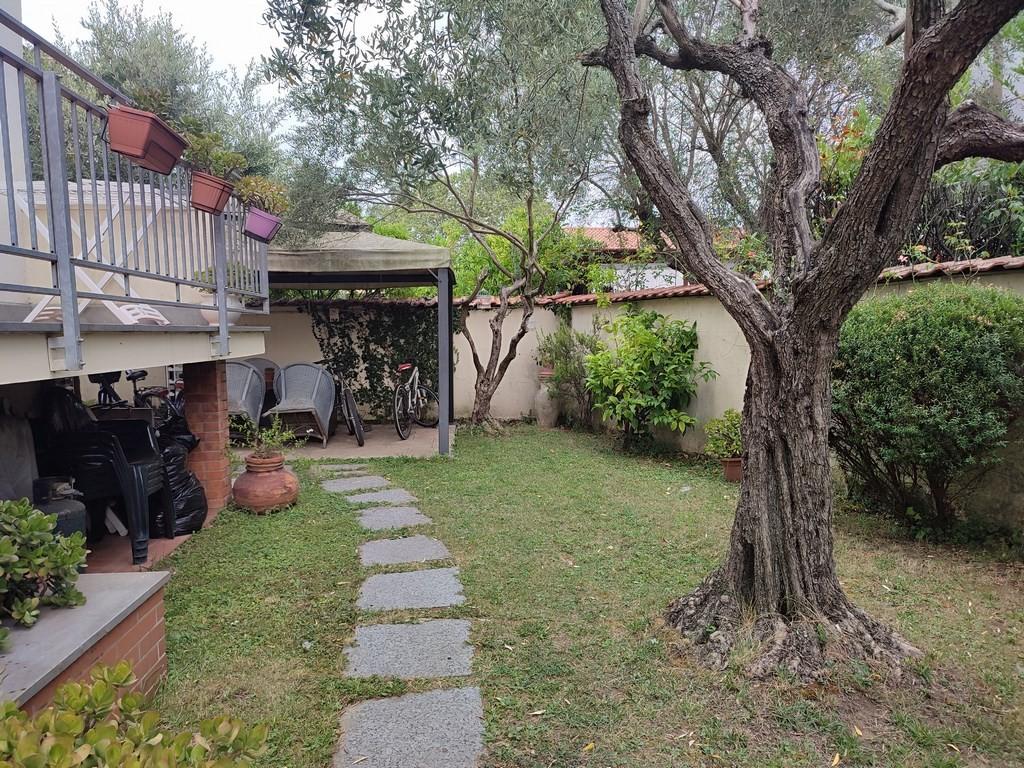 Immagine 2 di Casa semindipendente in vendita  a Carrara