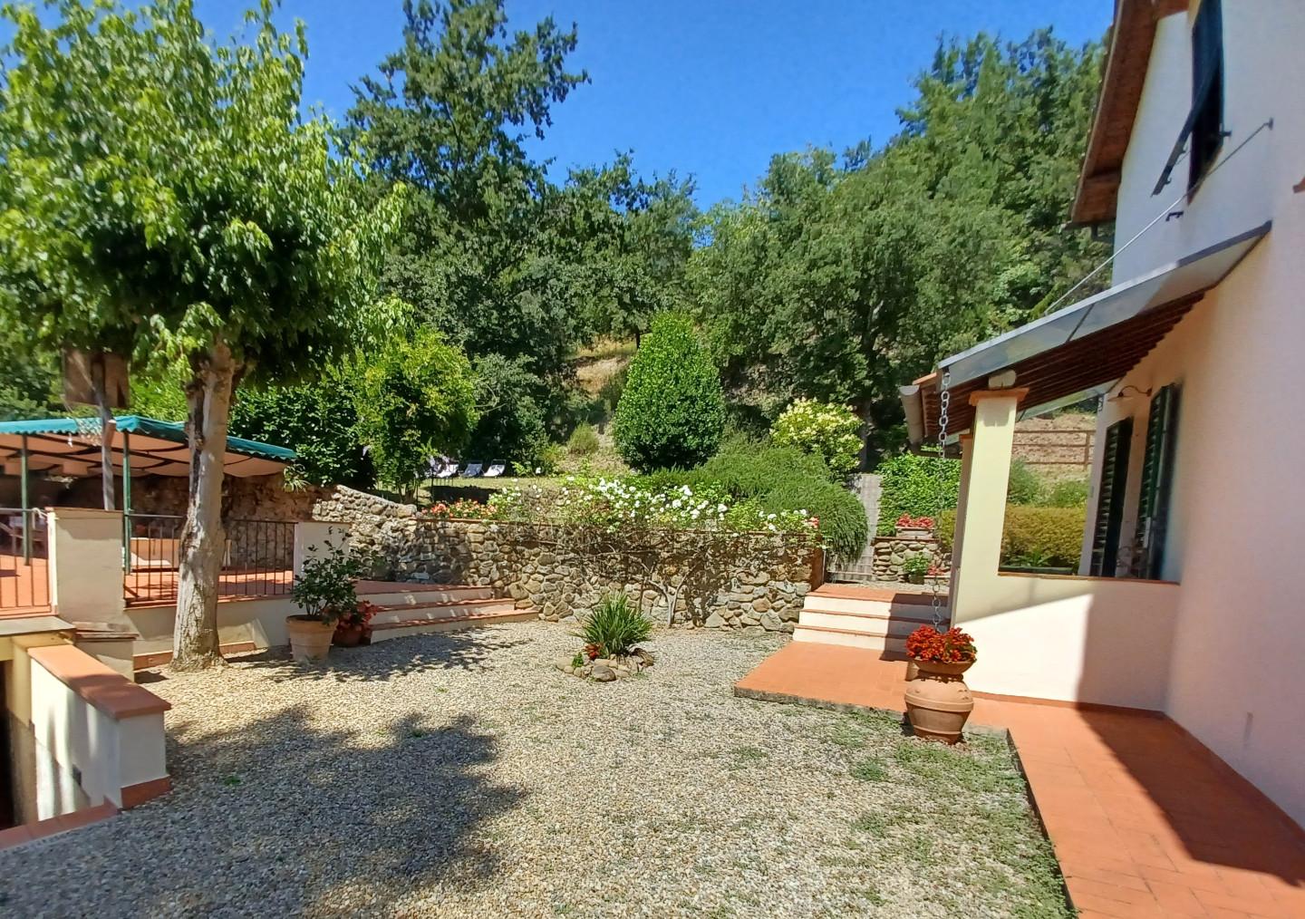 Immagine 27 di Casa colonica in vendita  a Capraia E Limite