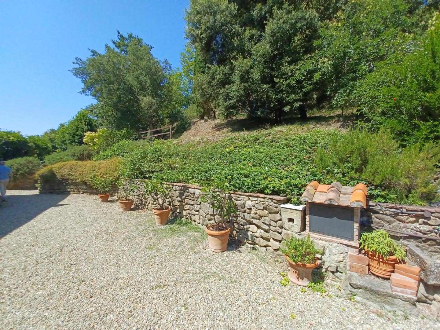 Immagine 1 di Casa colonica in vendita  a Capraia E Limite