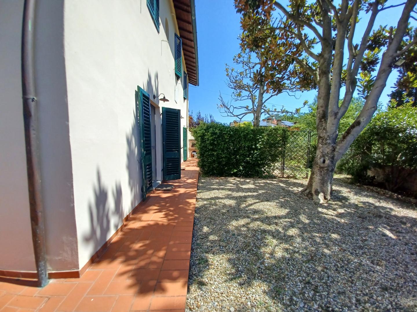 Immagine 23 di Casa colonica in vendita  a Capraia E Limite