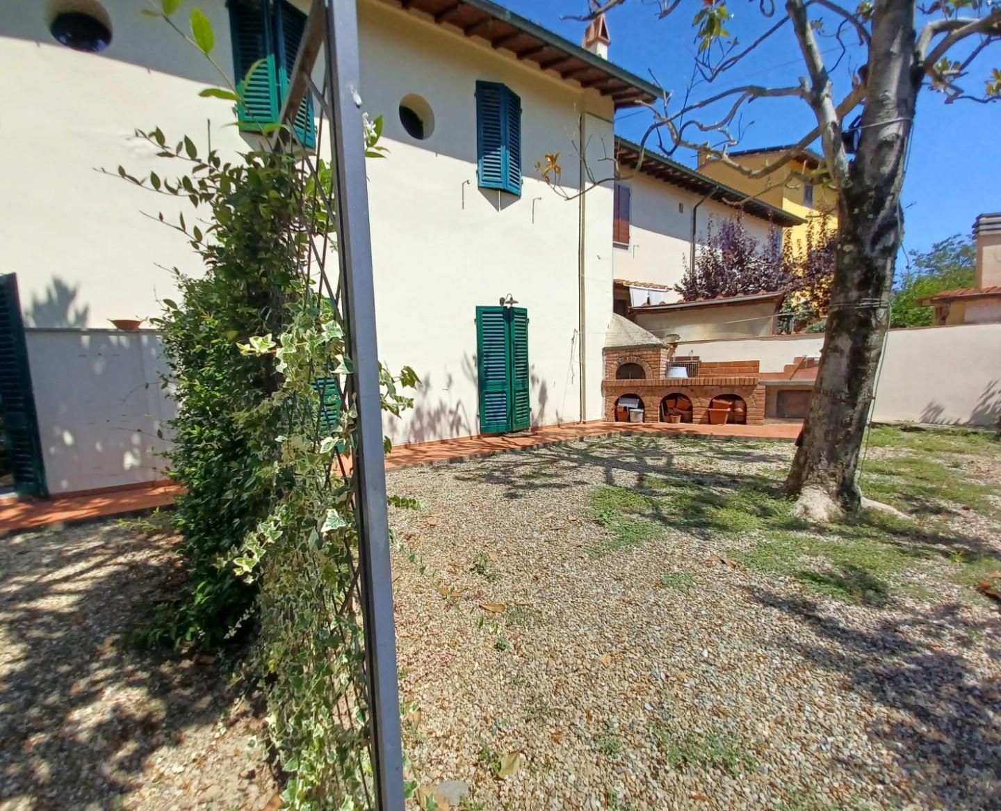 Immagine 25 di Casa colonica in vendita  a Capraia E Limite