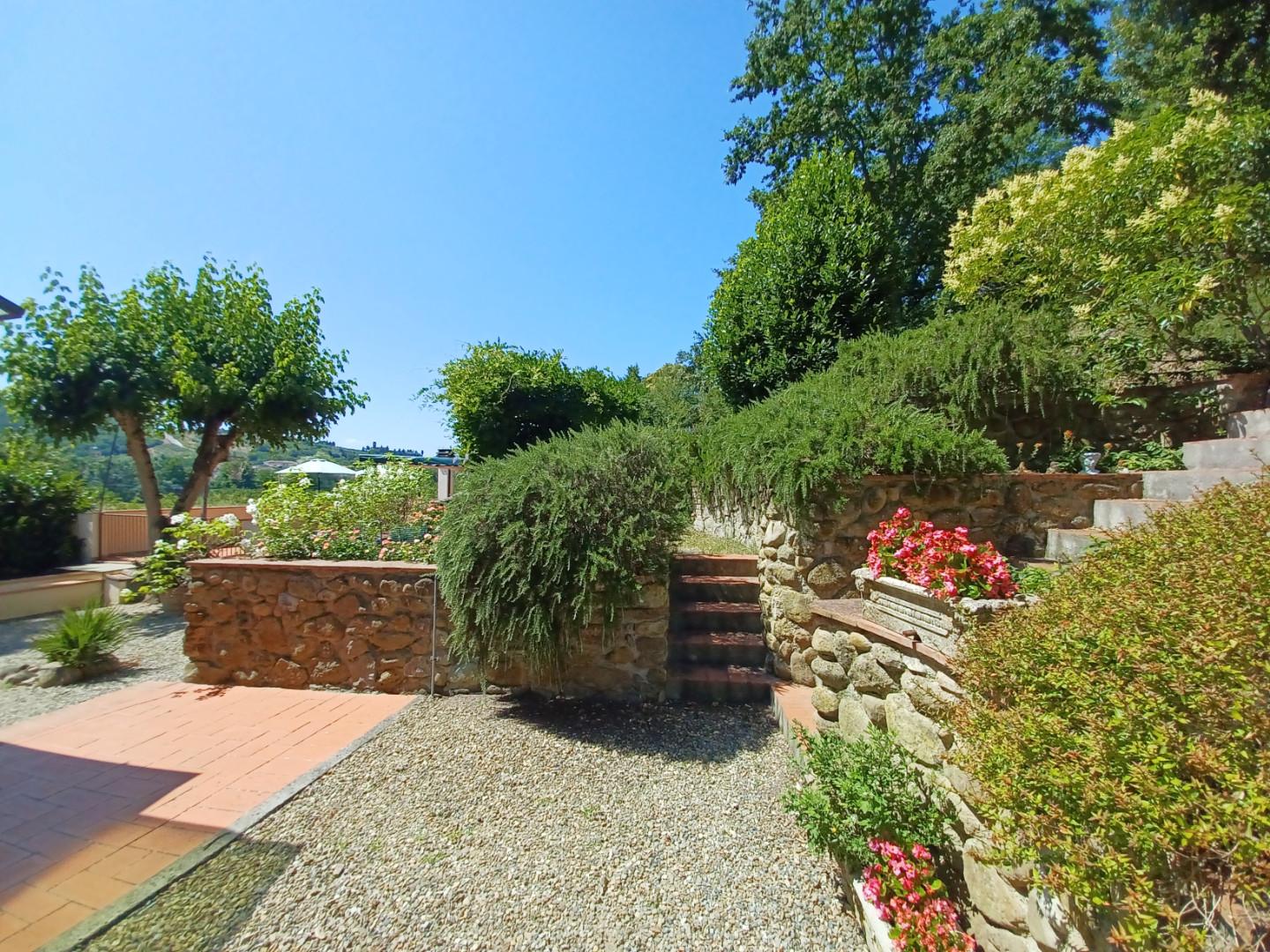 Immagine 2 di Casa colonica in vendita  a Capraia E Limite