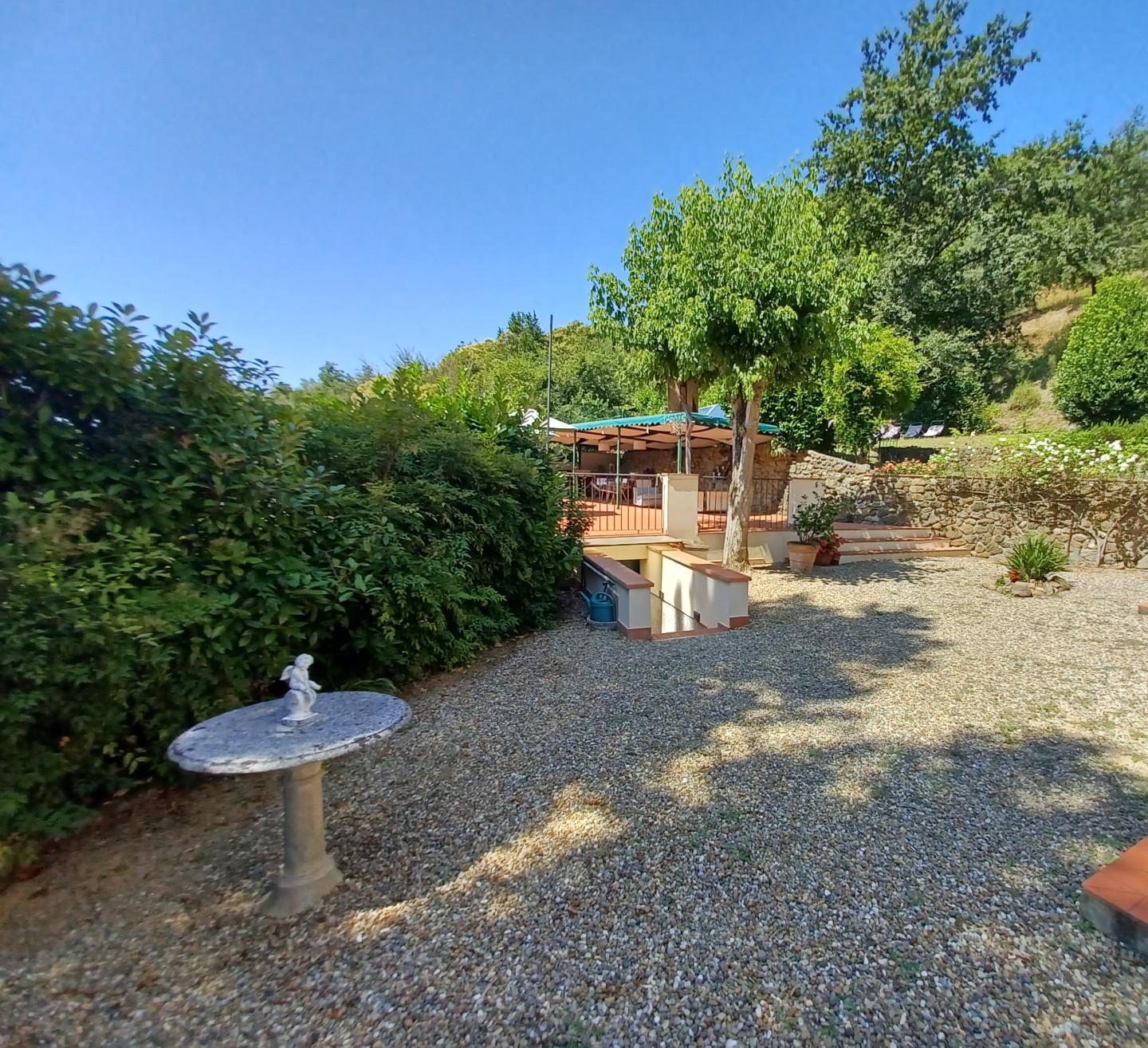 Immagine 26 di Casa colonica in vendita  a Capraia E Limite