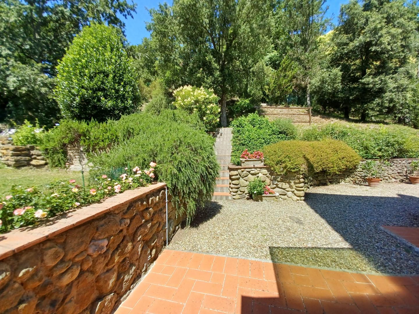 Immagine 8 di Casa colonica in vendita  a Capraia E Limite