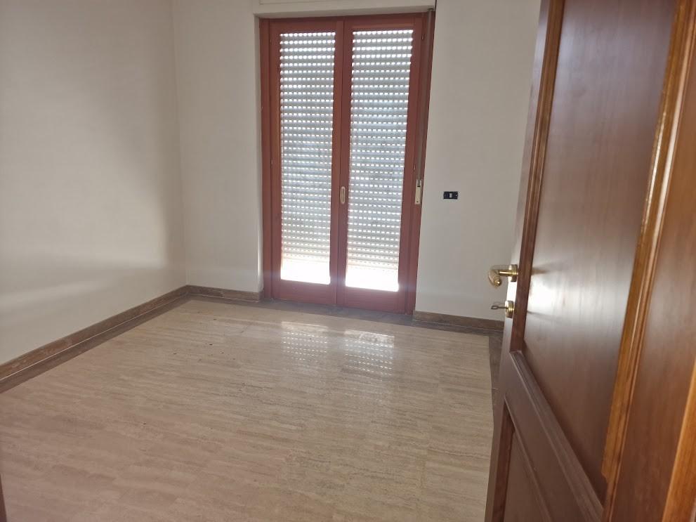 Immagine 3 di Appartamento in affitto  a Carrara