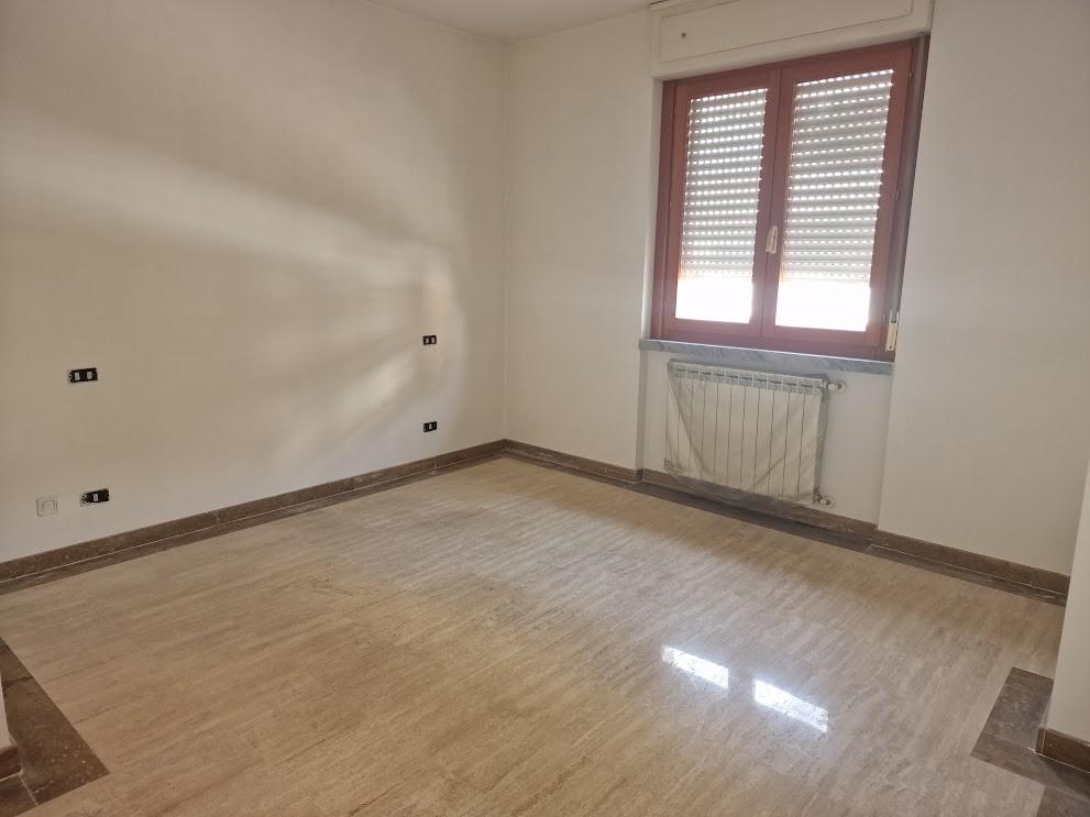 Immagine 4 di Appartamento in affitto  a Carrara