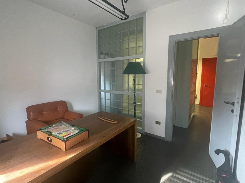 Immagine 2 di Ufficio in vendita  a Massa