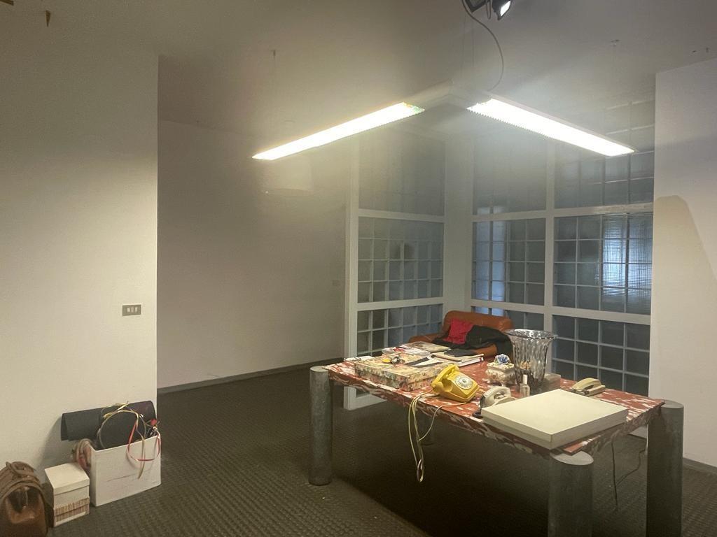 Immagine 8 di Ufficio in vendita  a Massa