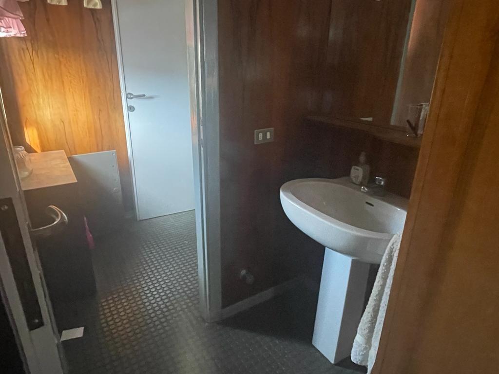 Immagine 17 di Ufficio in vendita  a Massa