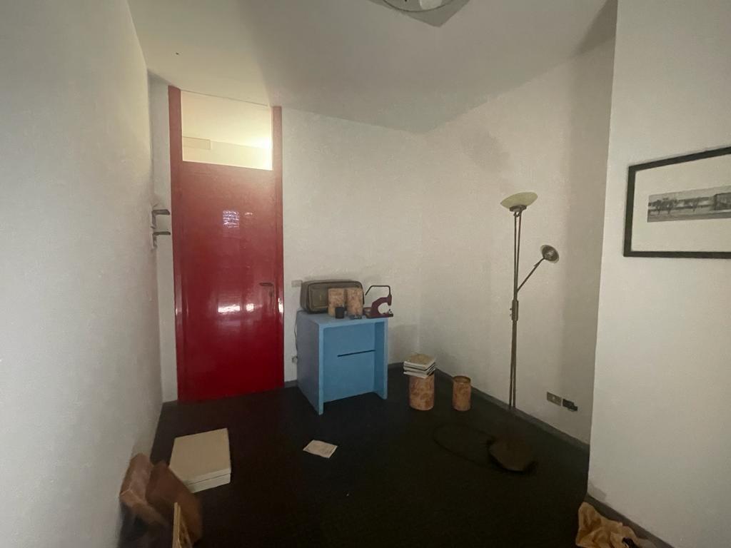 Immagine 12 di Ufficio in vendita  a Massa