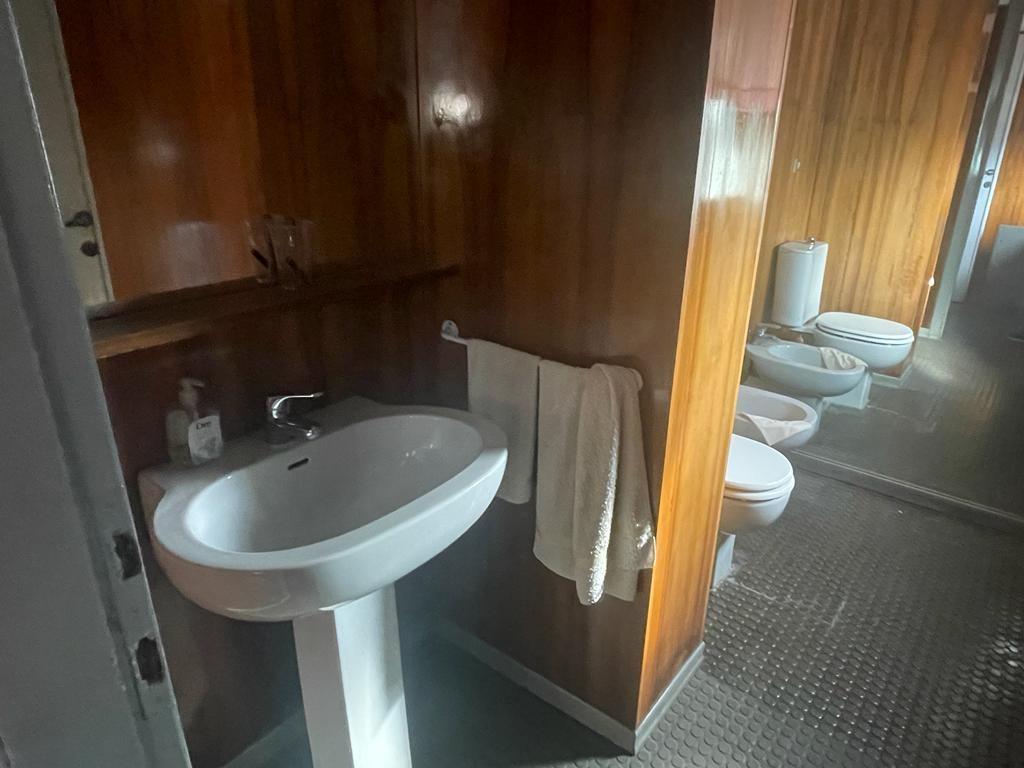 Immagine 16 di Ufficio in vendita  a Massa