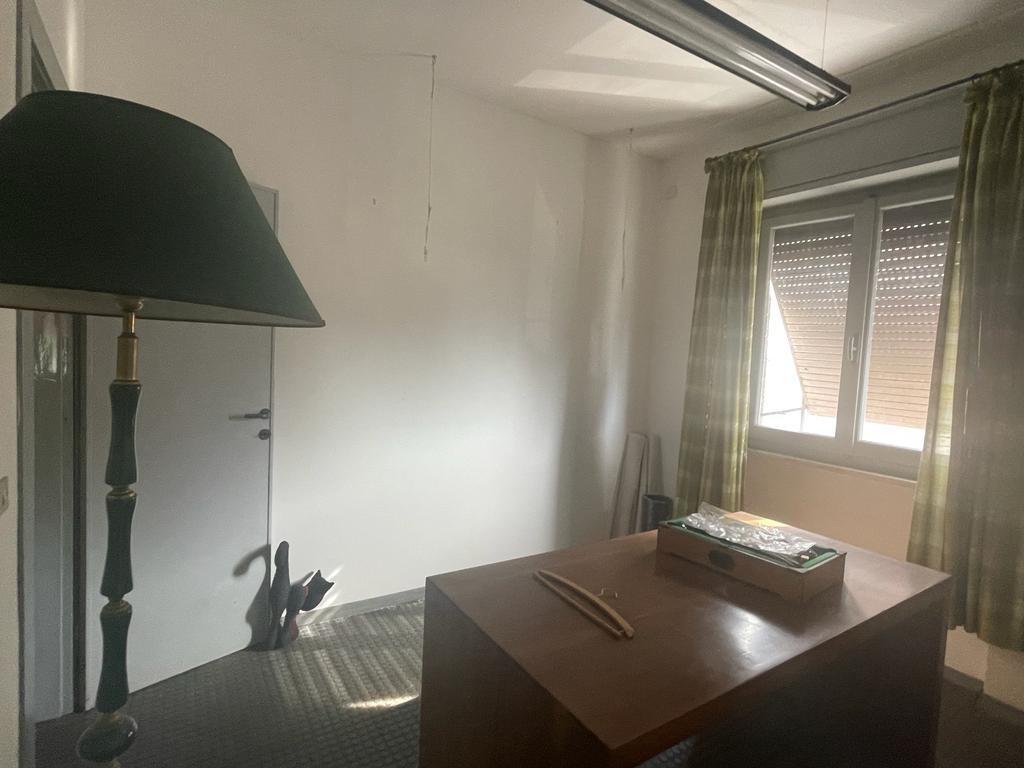 Immagine 5 di Ufficio in vendita  a Massa