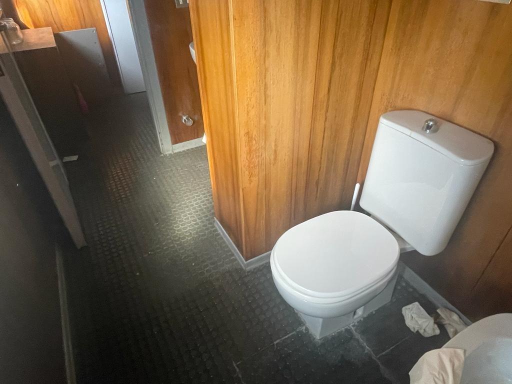 Immagine 15 di Ufficio in vendita  a Massa