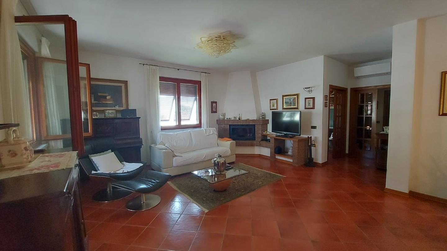 Immagine 9 di Villetta a schiera in vendita  a Campiglia Marittima