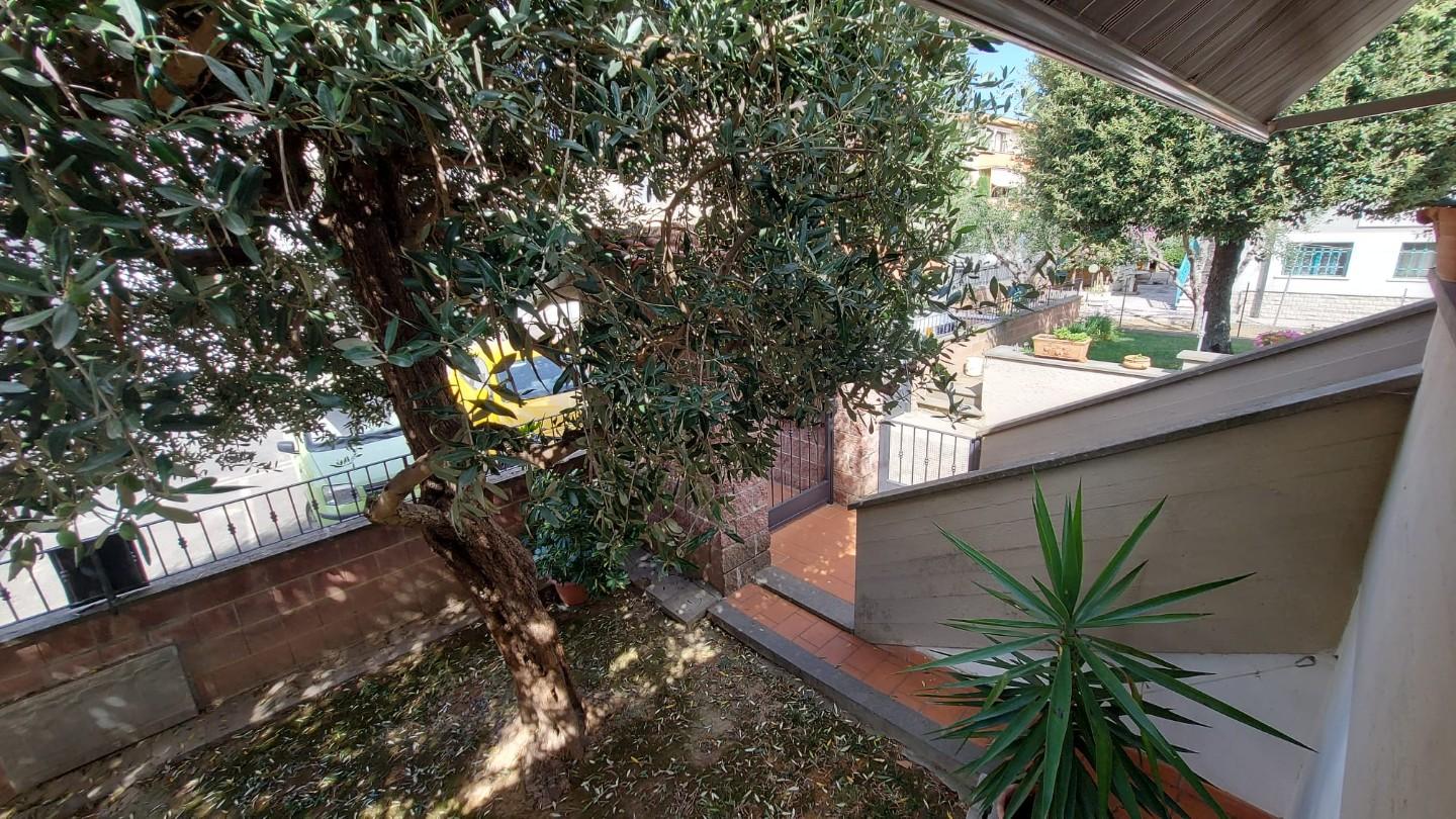 Immagine 2 di Villetta a schiera in vendita  a Campiglia Marittima