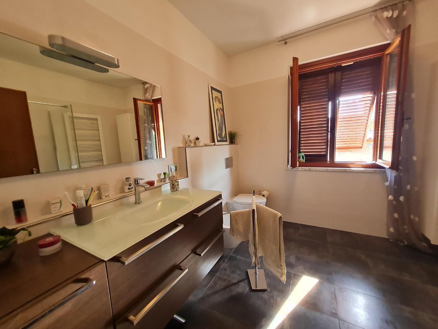 Immagine 41 di Villetta a schiera in vendita  a Campiglia Marittima