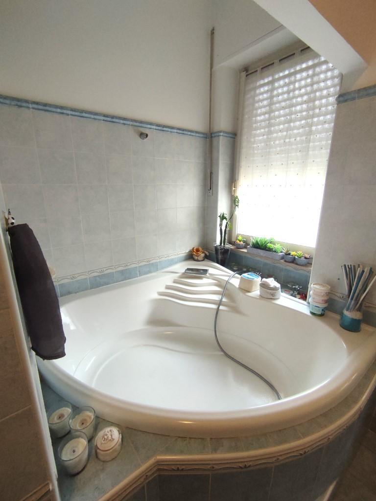 Immagine 12 di Appartamento in vendita  a Massa