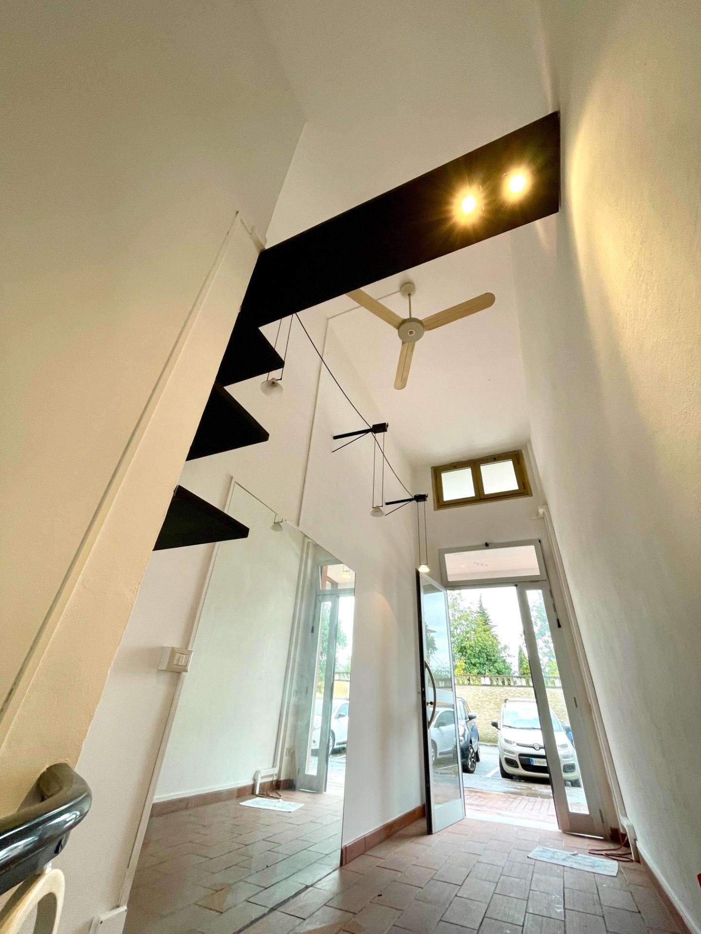 Immagine 1 di Locale commerciale in vendita  a Massa