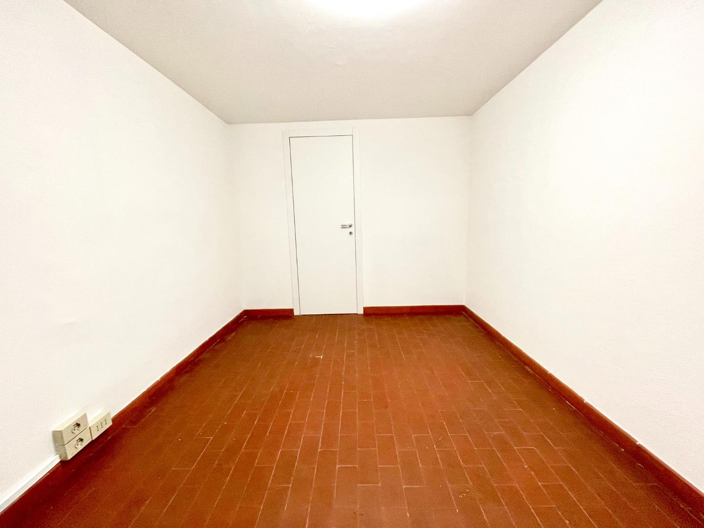 Immagine 7 di Locale commerciale in vendita  a Massa