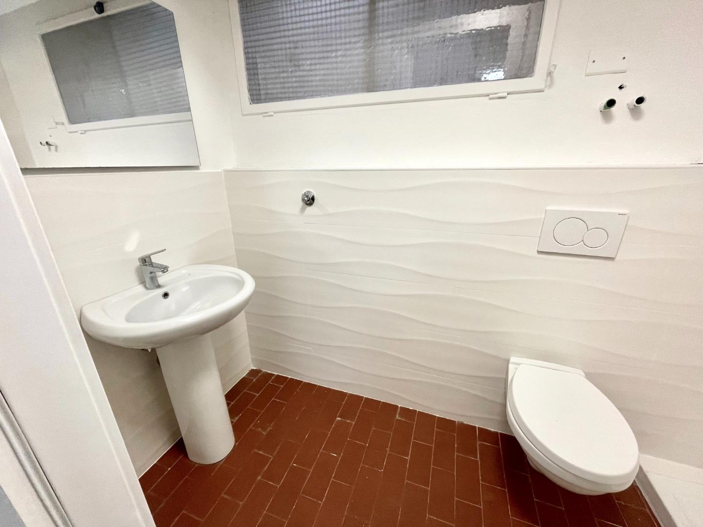 Immagine 8 di Locale commerciale in vendita  a Massa