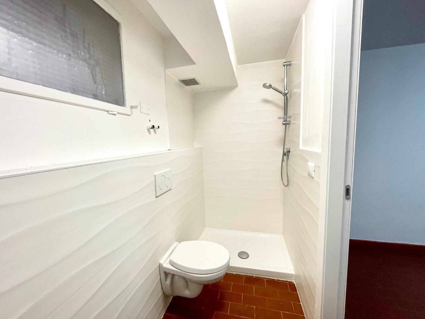 Immagine 9 di Locale commerciale in vendita  a Massa