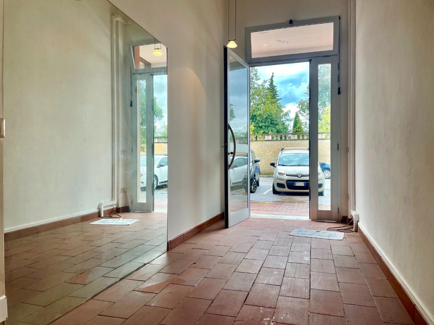 Immagine 5 di Locale commerciale in vendita  a Massa