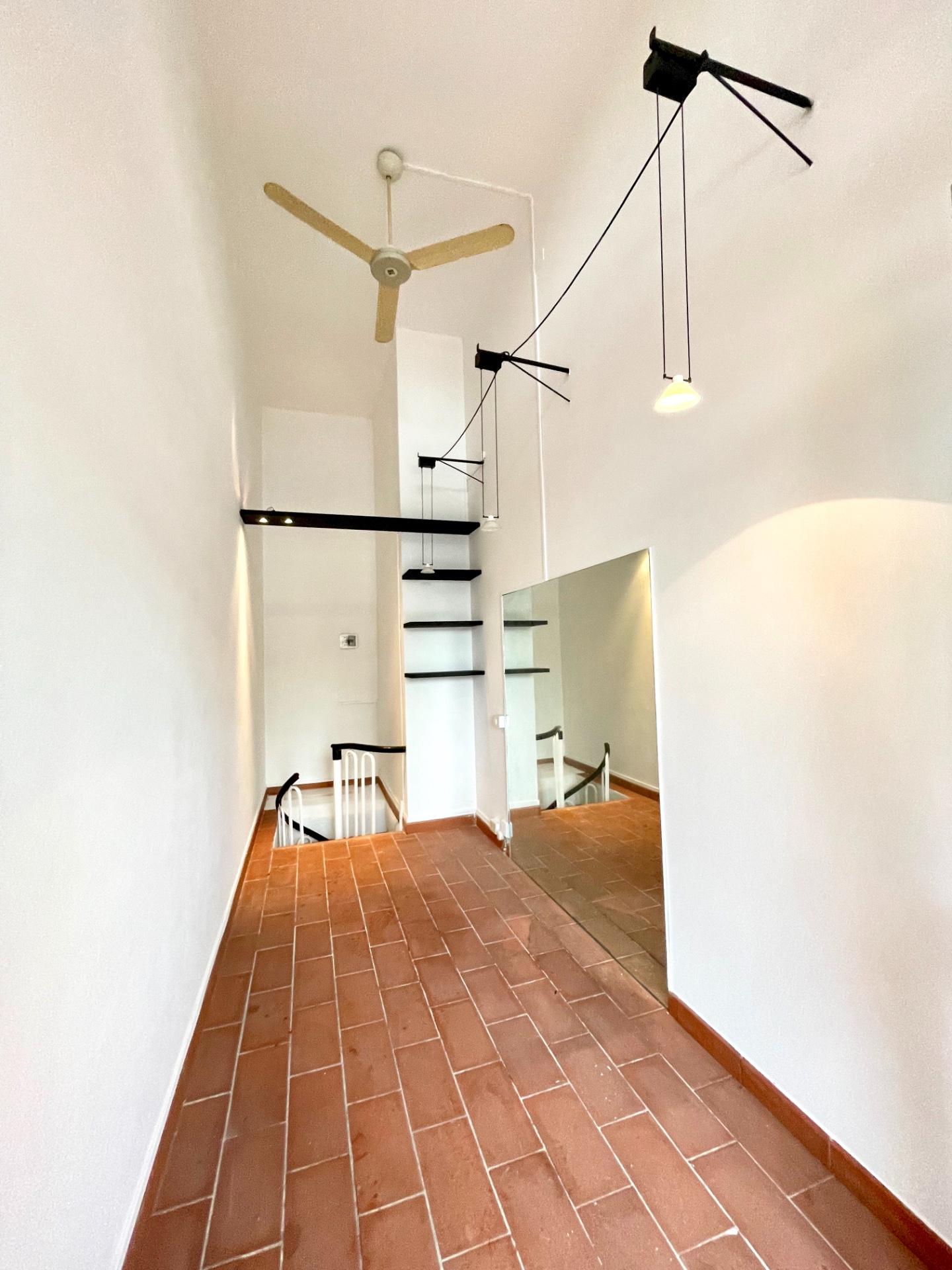 Immagine 2 di Locale commerciale in vendita  a Massa