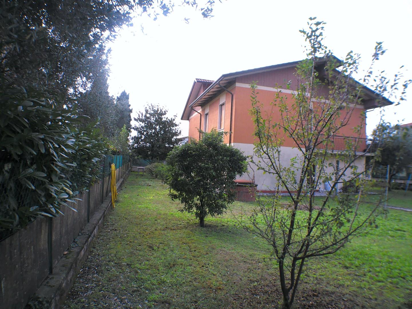 Immagine 16 di Casa indipendente in vendita  a Carrara