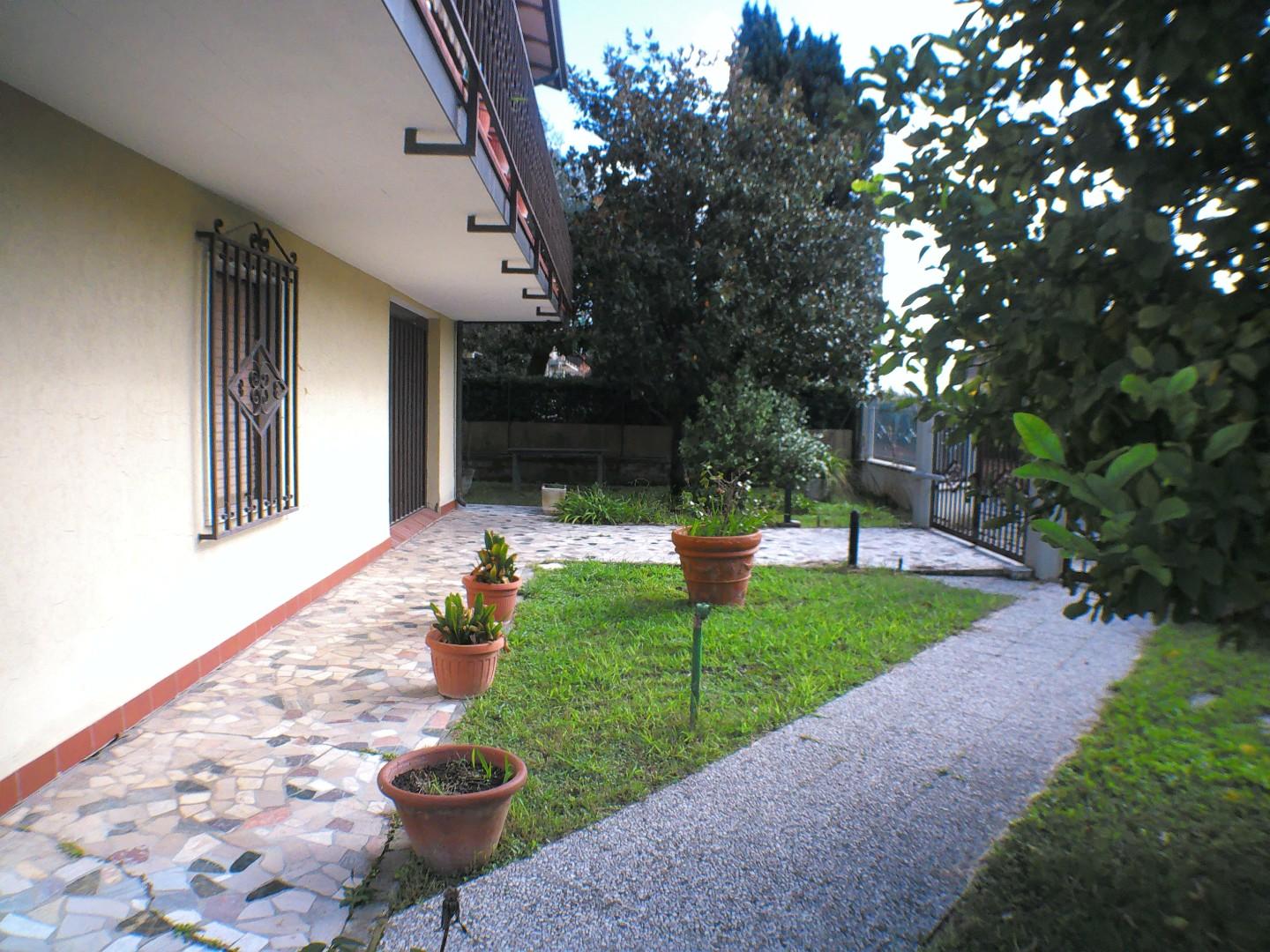 Immagine 2 di Casa indipendente in vendita  a Carrara